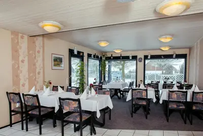 Ein Restaurant oder anderes Speiselokal in der Unterkunft Hotel Abendroth