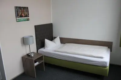Ein Bett oder Betten in einem Zimmer der Unterkunft Hotel Sächsischer Hof