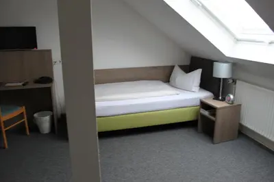 Ein Bett oder Betten in einem Zimmer der Unterkunft Hotel Sächsischer Hof