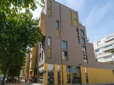 Das Gebäude in dem sich das Aparthotel befindet