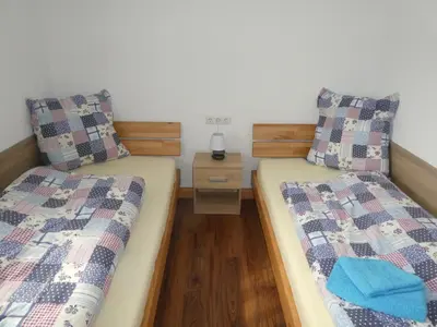 Ein Bett oder Betten in einem Zimmer der Unterkunft Ferienwohnung Dorfblick
