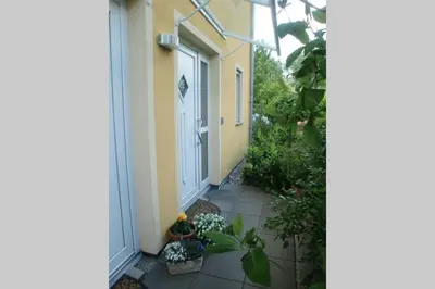 Ein Garten an der Unterkunft Oase im Dresdner Westen