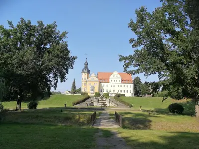 Ein Garten an der Unterkunft Pension Schlossblick Thallwitz