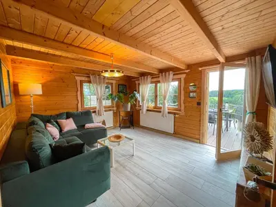 Ein Sitzbereich in der Unterkunft Ferienhaus Blockhaus am Hengstberg bei Dresden