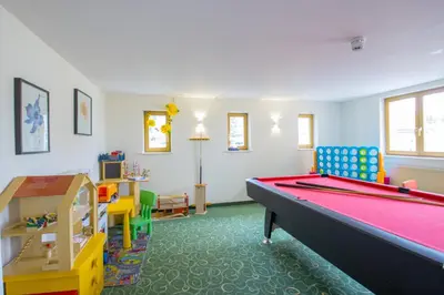 Ein Billardtisch in der Unterkunft Erzgebirgshotel Freiberger Höhe