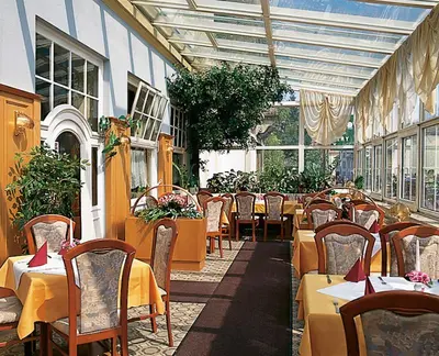 Ein Restaurant oder anderes Speiselokal in der Unterkunft Hotel - Restaurant Kurhaus Klotzsche
