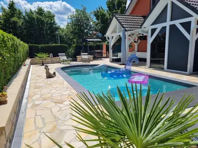 Der Swimmingpool an oder in der Nähe von Ferienwohnung mit Pool am Stadtrand von Dresden