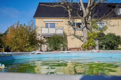 Der Swimmingpool an oder in der Nähe von Gemütliche Ferienwohnung in ländlicher Lage