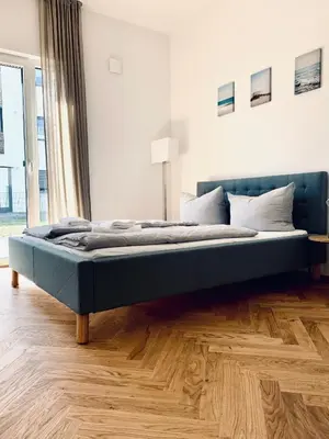 Ein Bett oder Betten in einem Zimmer der Unterkunft Modernes Apartment am See mit Terrasse