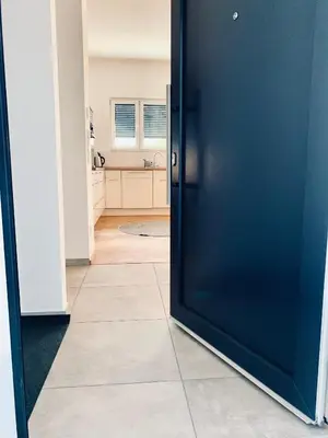 Küche/Küchenzeile in der Unterkunft Modernes Apartment am See mit Terrasse