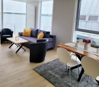 Ein Sitzbereich in der Unterkunft schwimmende Ferienwohnung Sundowner