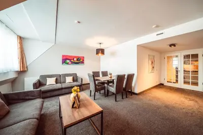 Ein Sitzbereich in der Unterkunft Familienapartment Am Neumarkt l