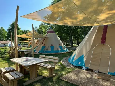 Ein Garten an der Unterkunft Tipi Alabama