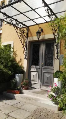 Eine Fassade oder ein Eingang zu Fewo 4