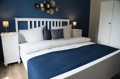 Ein Bett oder Betten in einem Zimmer der Unterkunft Urlaubsfreude Biedermann Haus GlücksStein Ferienwohnung Saphir