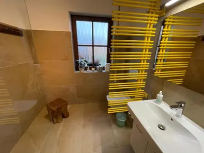 Ein Badezimmer in der Unterkunft FeWo Wünschendorf