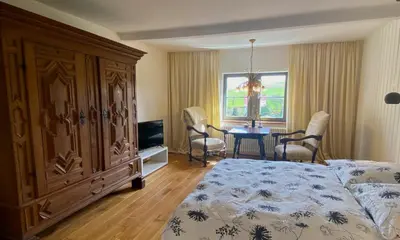 Ein Bett oder Betten in einem Zimmer der Unterkunft Altes Pfarrhaus Kurort Gohrisch - Ferienwohnungen - Gartensauna - Parkplätze