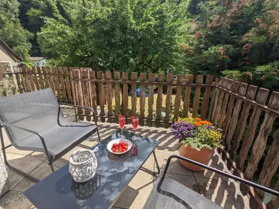 Ein Balkon oder eine Terrasse in der Unterkunft H6 -Urlaubsmagie- Wohnung für 3 mit Pool & Terrasse