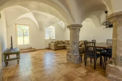 Ein Sitzbereich in der Unterkunft Gewölbe aus dem Jahr 1806 genau zw L und DD