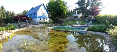 Ein Garten an der Unterkunft Blockstube