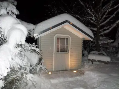 Blockstube im Winter