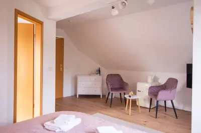 Ein Sitzbereich in der Unterkunft ApartOne Land-Hotel