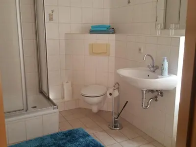 Ein Badezimmer in der Unterkunft Apartmenthaus Menge