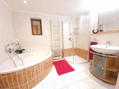 Ein Badezimmer in der Unterkunft Liebevoll eingerichtetes Haus mit großem Garten in Dresden - Telefonnummer und Video unter www fhvn de