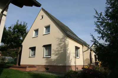 Das Gebäude in dem sich das Ferienhaus befindet