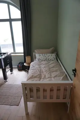 Ein Bett oder Betten in einem Zimmer der Unterkunft Alte Brennerei Schloss Zehista EG Rittersporn
