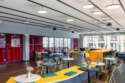 Ein Restaurant oder anderes Speiselokal in der Unterkunft MEININGER Hotel Dresden Zentrum