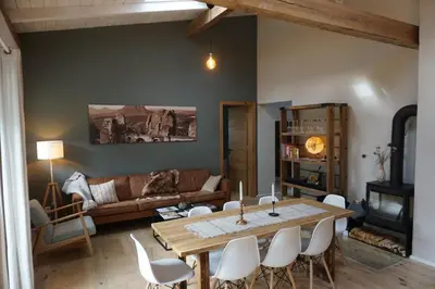 Ein Sitzbereich in der Unterkunft Alte Brennerei Schloss Zehista OG Akelei