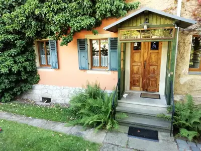 Ein Garten an der Unterkunft Ferienwohnung mit Charme in Dresden Pillnitz EG
