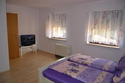 Ein Bett oder Betten in einem Zimmer der Unterkunft Ferienwohnung am Storchennest in Burkau