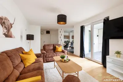 Ein Sitzbereich in der Unterkunft PINEAPPLE APARTMENTS - Altstadt II - 124qm - 1x free parking