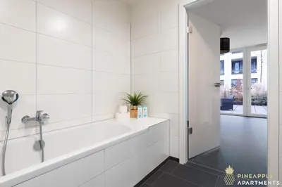 Ein Badezimmer in der Unterkunft PINEAPPLE APARTMENTS - Altstadt II - 124qm - 1x free parking