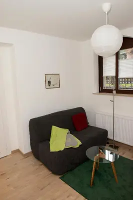 Ein Sitzbereich in der Unterkunft Striesener Idylle, ruhig und grün in Elbnähe