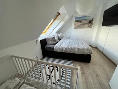 Ein Bett oder Betten in einem Zimmer der Unterkunft 105 QM neues klimatisiertes Appartment für Familien Privater Parkplatz