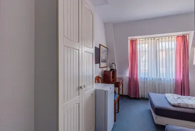 Ein Bett oder Betten in einem Zimmer der Unterkunft Pension für Monteure in Dresden, Zimmer mit eigenem Bad und großer Gemeinschaftsküche