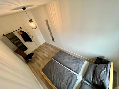 Ein Bett oder Betten in einem Zimmer der Unterkunft KMHosting Zentrum Modern Appartement - Kingsize Boxspringbett