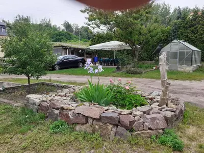 Ein Garten an der Unterkunft Zimmervermietung Abir
