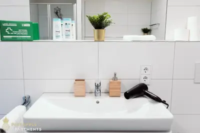 Ein Badezimmer in der Unterkunft PINEAPPLE APARTMENTS - Dresden Mitte III - free parking