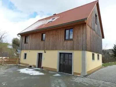 Das Gebäude in dem sich das Ferienhaus befindet