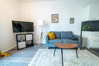 TV/Unterhaltungsangebot in der Unterkunft FullHouse - Dresden - A6 - Washing Machine - Terrace - Nespresso