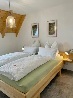 Ein Bett oder Betten in einem Zimmer der Unterkunft SEENLANDHOF