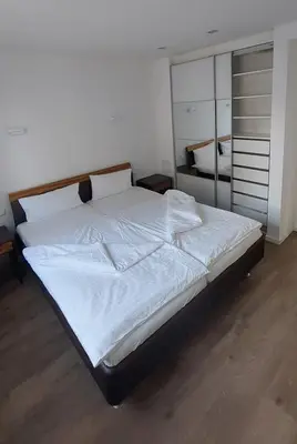 Ein Bett oder Betten in einem Zimmer der Unterkunft Stilvolle Wohnung in Elbnähe mit Balkon, Parkplatz