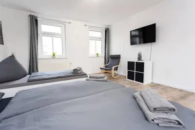 TV/Unterhaltungsangebot in der Unterkunft Schickes 1-Raum-Apartment mit Balkon und vollausgestatteter Küche