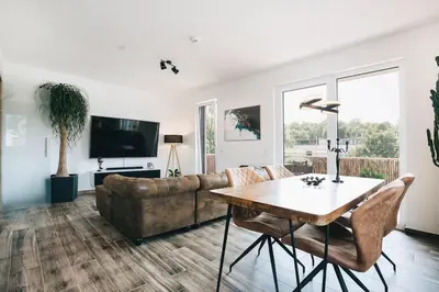 TV/Unterhaltungsangebot in der Unterkunft Stilvolle 4-Raumwohnung in zentraler Lage