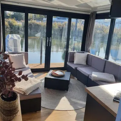Ein Sitzbereich in der Unterkunft schwimmendes Ferienhaus Sky