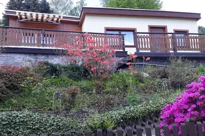 Ein Garten an der Unterkunft Bungalow blühende Oase